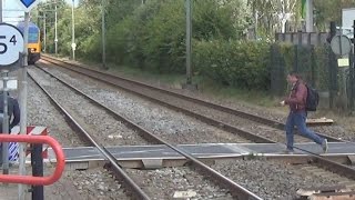 Levensgevaarlijk Idioten klimmen over spoorbomen heen vlak voor aanstormende trein langs [upl. by Naivatco]