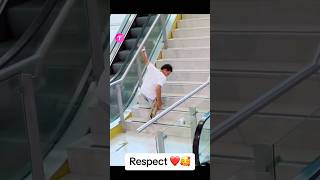 Những hành động đầy ý nghĩa xúc động bloghcd respect respectshorts shorts sad trending movie [upl. by Yroger474]