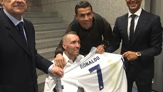 Cristiano Ronaldo welcomes Fernando Ricksen to the Bernabeu [upl. by Elttil]