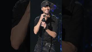 Enrique Iglesias protagonizó beso con una fan en pleno concierto [upl. by Tan]