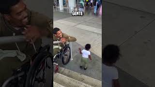 niño empuja a su padre por las escaleras😮 shortsvideo [upl. by Aylmar]