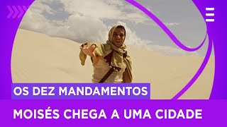 Moisés chega a uma cidade depois de tanto caminhar  Os Dez Mandamentos [upl. by Saimerej]