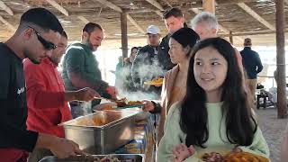 توزيع الغداء في جزيرة راس الرمل جربة تونس Lunch distribution on Ras Raml Island Djerba Tunisia [upl. by Dnaleel]