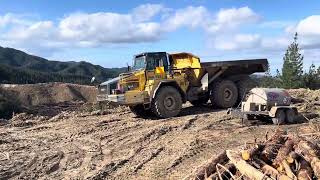 2 Staging logs with a 40 ton Komatsu dump truck Motueka NZ [upl. by Aid247]