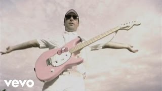 Kevin Johansen  S O S Tan Fashion Emergency Official Video [upl. by Gulick115]