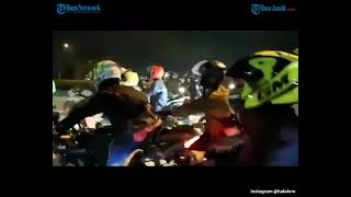 VIDEO PEMUDIK MOTOR TEROBOS POS PENYEKATAN DI KARAWANG VIRAL [upl. by Llenej848]