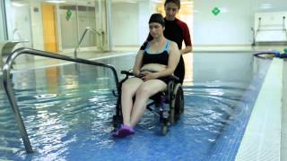 Formas de entrar en la piscina para realizar una sesión de neurorehabilitación [upl. by Yesac434]