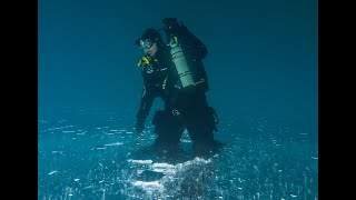 Eistauchen  Taucher bricht beim Spielen im Eis ein  Diving fun under ice 2024 [upl. by Pugh]