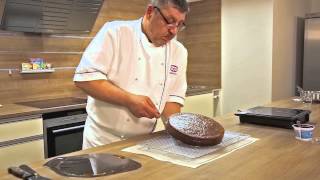 Torte glasieren  SchrittfürSchrittAnleitung  Howto  Dr Oetker [upl. by Kciredohr]