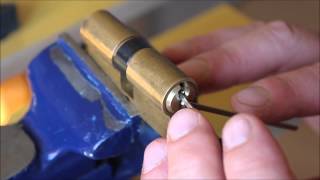 Crochetage lockpicking dun cylindre Vachette 2000 5 goupilles [upl. by Ennovaj251]