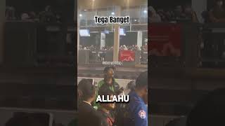 Tega Banget bang ojol anterin minuman ditengah konser musik [upl. by Iramaj836]