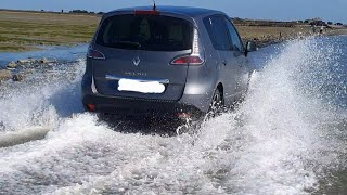 Passage du Gois Un automobiliste affolé roule à vive allure dans la mer qui monte Août 2024 [upl. by Seif]