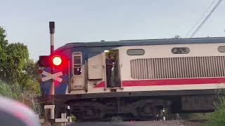 3032 Heendeniya Pattigoda Level Crossing in Western Province Sri Lanka with No Barriers [upl. by Nylatsyrc801]