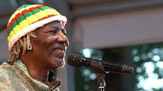 Alpha Blondy  Multipartisme Médiocratie legendado [upl. by Mchenry562]