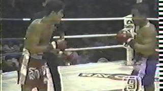 Classic Muay Thai  Samart Payakaroon vs Samransak Muangsurin [upl. by Nairahcaz]