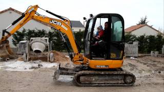 Antoine 2ans 12 fait de la pelleteuse JCB 8025 zts pour Noël [upl. by Sidran989]