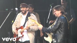 Juan Luis Guerra  La Calle Live ft Juanes [upl. by Akcinahs273]