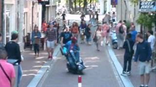 Man op scootmobiel racet door Amsterdam [upl. by Eelrebmyk45]