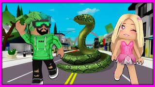 😱 DEV YILAN PEŞİMİZDE 🐍 😂 KÜBRA NİSA HAN KANAL Roblox Escape a giant snake [upl. by Keefe668]