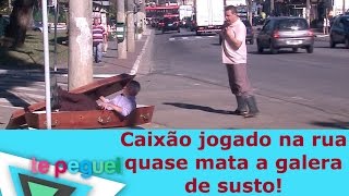 Caixão jogado na rua quase mata a galera de susto [upl. by Kele]