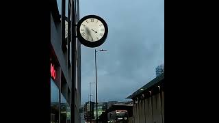 パディントン駅横の時計 Maarten Baas’s Real Time clock next to Paddington Station [upl. by Lulu]