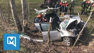 Fahranfängerin prallt gegen Baum  Rettungshelfer verliert Finger [upl. by Quince265]