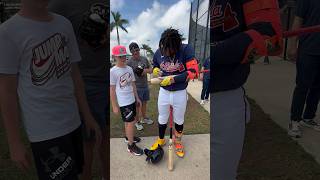 Acuña Jr Broke His Bat During Practice Signs It and Gifts It To a Kid Braves MLB [upl. by Maggie]