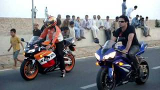 r1 2007 vs cbr 1000rr 2005 [upl. by Dnalkrik]