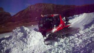 Gatto delle nevi pistenbully 600 a Livigno 01122011 [upl. by Esch]