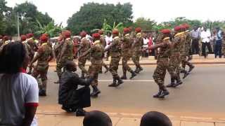 Bénin  Défilé de la Fête de lindépendance 2013 à AbomeyCalavi Le chant des prachutistes [upl. by Nim933]