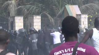 Colère au Sénégal contre une réforme controversée émeutes [upl. by Ellerehc381]