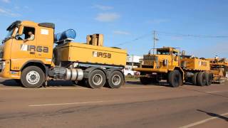 Conjunto de carretas com turbina de usina passa por Sinop [upl. by Benioff]