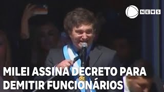 Milei assina decreto para demitir até 7000 funcionários públicos [upl. by Silvano]