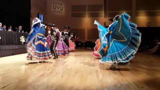 The Mexican Hat Dance El Jarabe Tapatío Latin dance lo hicieron bellamente Viva Mexico [upl. by Ubana]