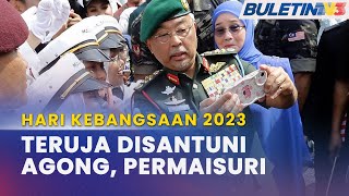 HARI KEBANGSAAN 2023  Agong Permaisuri Secara Spontan Luang Masa Lebih 20 Minit Santuni Rakyat [upl. by Dickman662]