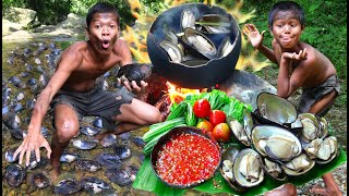 Cooking Shellfish And Eating In Jungle Delicious  Kmeng Prey [upl. by Nai472]