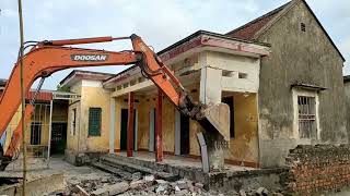 DOOSAN Excavators Demolish Old Broken Houses [upl. by Yatnohs]