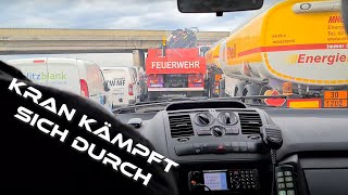 Feuerwehr Kran kämpft sich durch die Rettungsgasse  Schwerer LKW Unfall auf der A2 Höhe Baden [upl. by Tana]