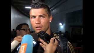 Cristiano Ronaldo entrevista corrige periodista gracioso quotCristiano estas concentradoquot completo [upl. by Yssirk]