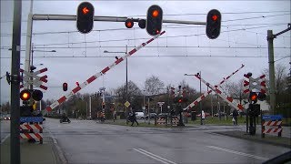 Spoorwegovergang Helmond  Dutch railroad crossing [upl. by Lymn]