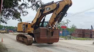 lgi proses turunkan cat 390 dri lct darat trakindo sumber balikpapan [upl. by Esyle]