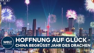 CHINESE NEW YEAR China begrüßt mit Feuerwerk und Feiern das Jahr des Drachen [upl. by Anairo928]