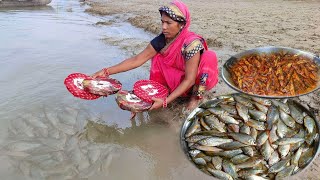 amazing catching fish in river invillage famous fish curry recipeChhoti Machli banane ka new tarika [upl. by Halbeib]