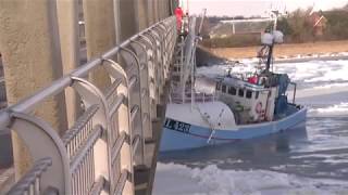 Fiskekutter på Limfjorden kolliderer med bro  DR Nyheder [upl. by Coulombe]