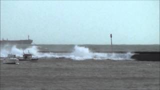 Andréa  Tempête  Quelques Vagues Qui Lèchent la Digue de Lomener à Ploemeur  Bretagne  France [upl. by Acimad]