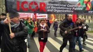 COP21 proteste sotto la Torre Eiffel al ritmo di quotBella Ciaoquot [upl. by Graeme]