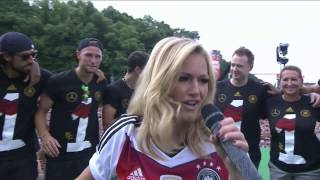 Helene Fischer singt quotAtemlos durch die Nachtquot am Brandenburger Tor WM 2014 FEIER in HD [upl. by Sellma585]