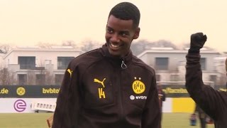 Schwedens Toptalent ist da Isak nimmt Training beim BVB auf [upl. by Auerbach]