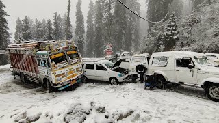 HEAVY SNOWFALL IN NARKANDA  CARS SLIDING ON ROAD  NARKANDA  SHIMLA HIGHWAY LIVE UPDATE [upl. by Darlene270]