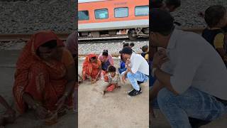 स्टेशन पर बहुत ही भूखे भिखारी 😭😭😭🙏🙏🙏helpingpoorshorts motivation viralvideo poorpeople [upl. by Timmons]